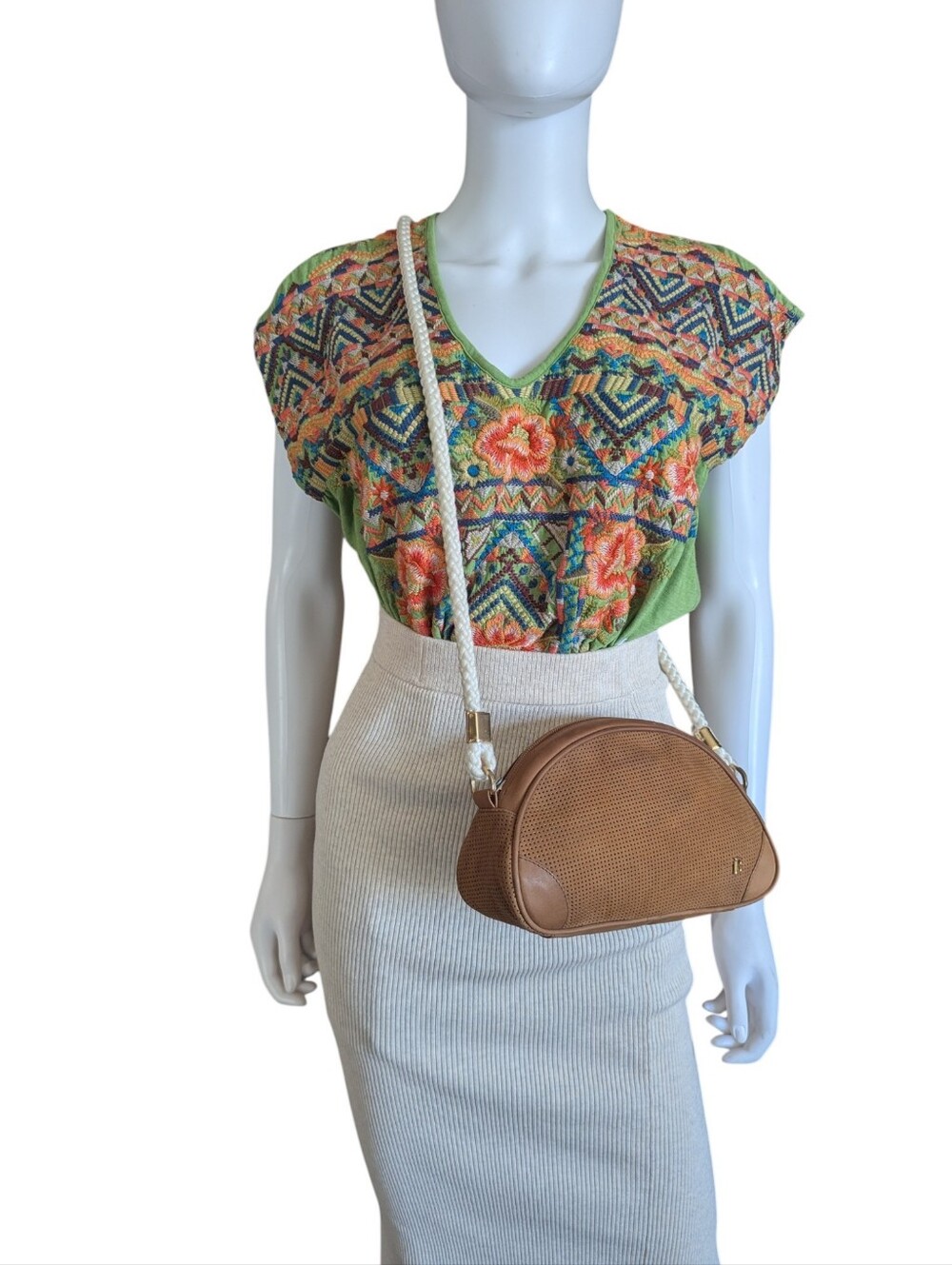 vintage Bally half-moon shoulder bag made of tan perforated suede leather - Picture 8 of 15